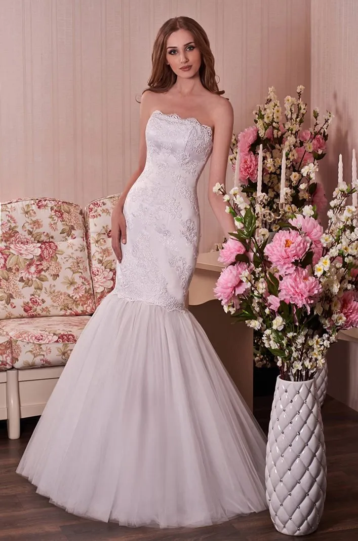 ---Abiti da sposa Siracusa, Abiti da sposa dual dress stile sirena con scollo dritto fatto in raso, tulle e pizzo, trasformabili