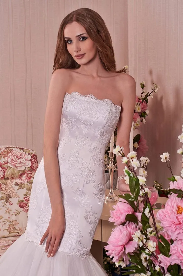 ---Abiti da sposa Siracusa, Abiti da sposa dual dress stile sirena con scollo dritto fatto in raso, tulle e pizzo, trasformabili