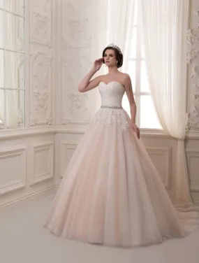 ---Ameria – Wedding dress 2021 collection princess style, made in satin and tulle with strapless sweetheart neckline--