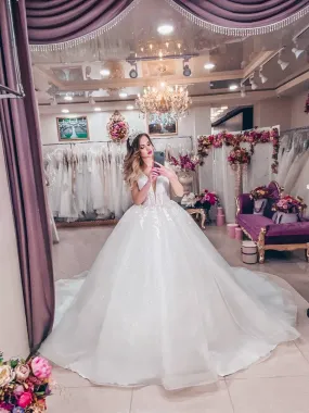 ---Glamor princess-style wedding dress with elegant and sensual deep V-neckline, on the bodice there are rebrode lace decoration