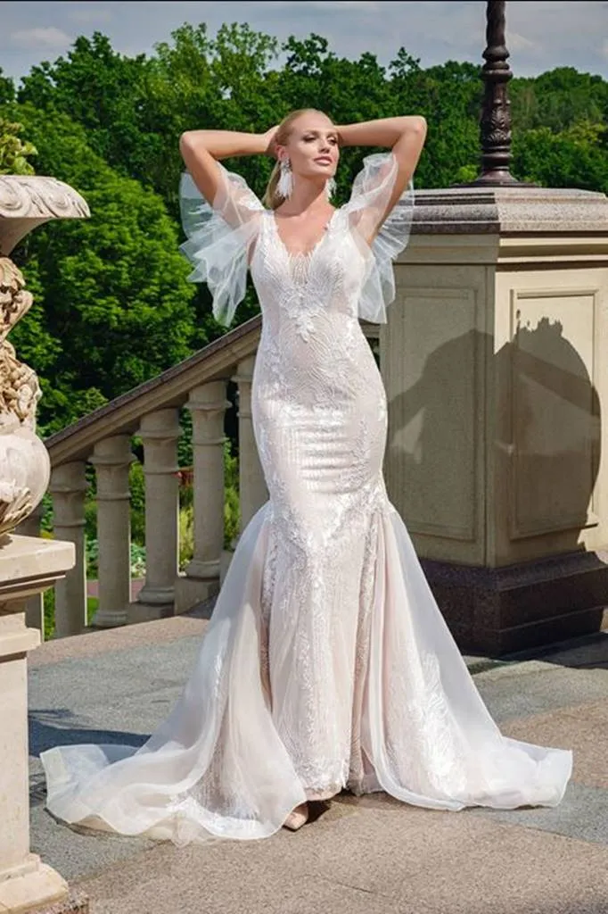 ---Sexy curvy wedding dress, a mermaid model in lace with transparencies, impressive pronounced neckline topped with straps--