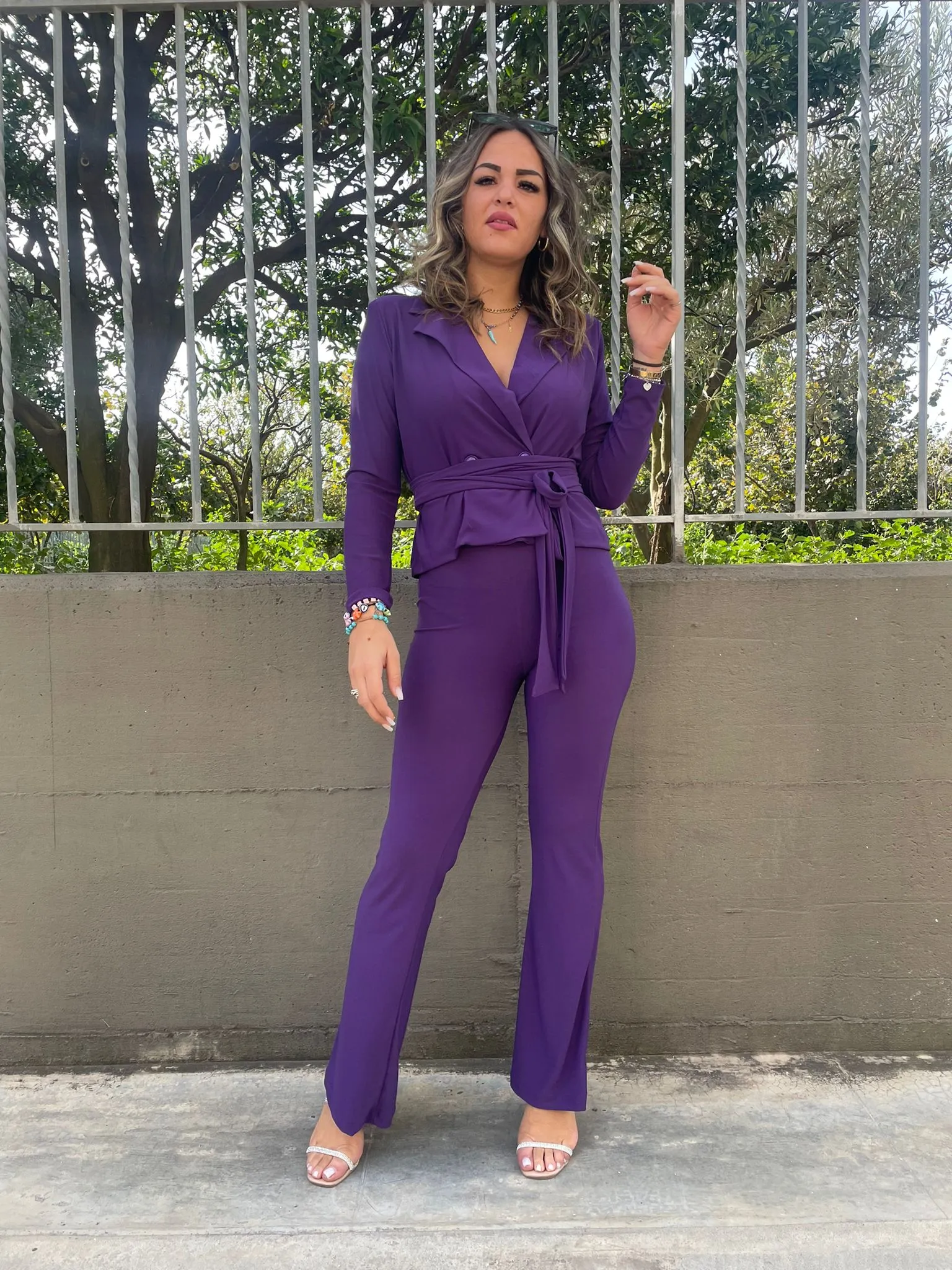 Tailleur con pantalone a zampa e giacca corta con cintura